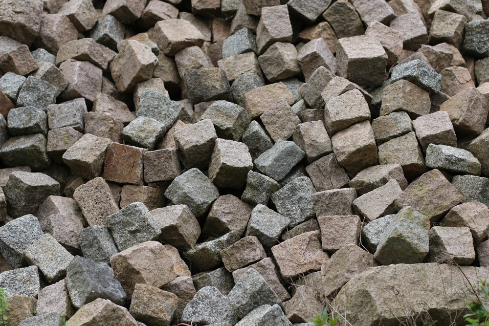 Flecken auf Pflastersteinen und Betonpflaster entfernen so geht