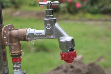 Wasserzapfstelle, Wasserhahn im Garten