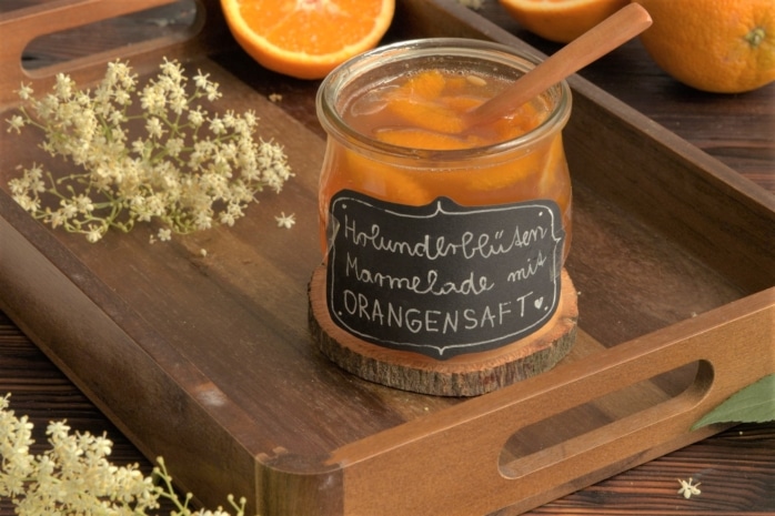 Glas Holunderblütenmarmelade mit Orangensaft