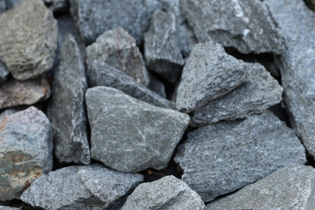 Basaltsteine im Garten Schneiden und Verlegen