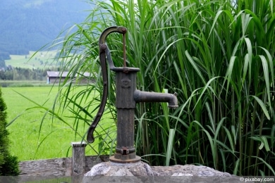 Gartenbrunnen mit Pumpe