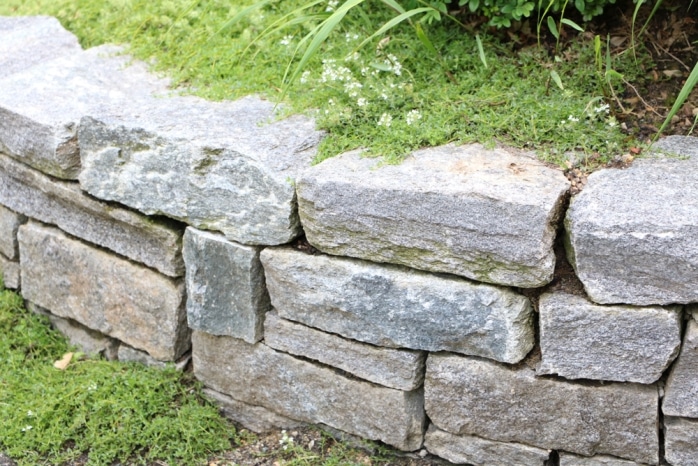 Steinmauer für das Steinbeet