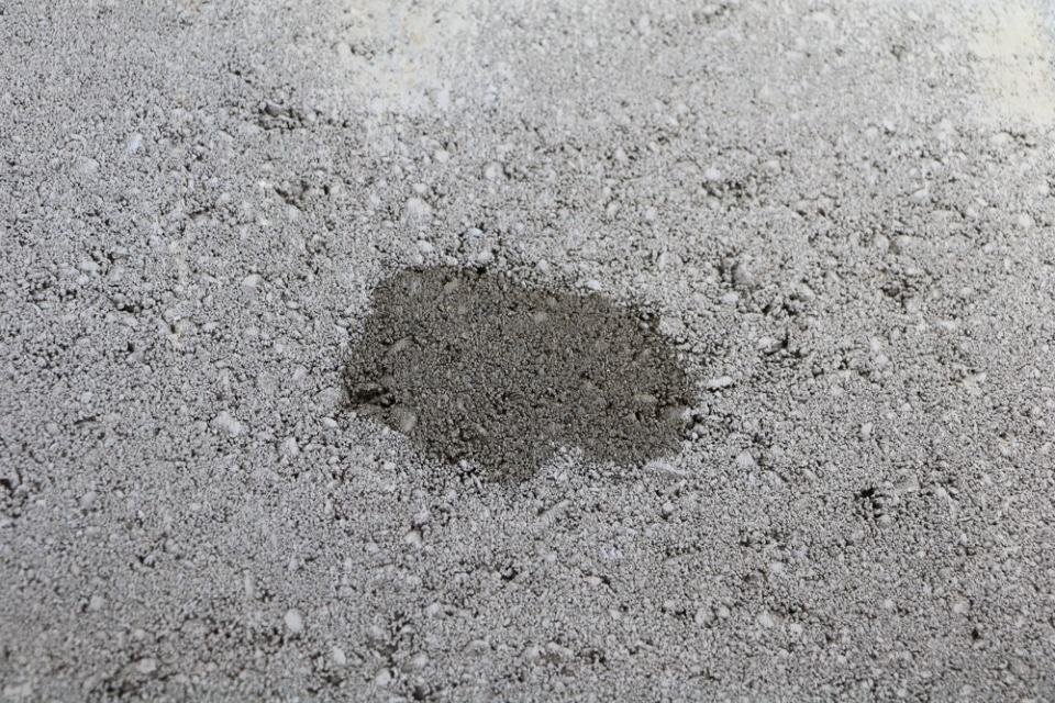 Dunkle Flecken Auf Beton Entfernen