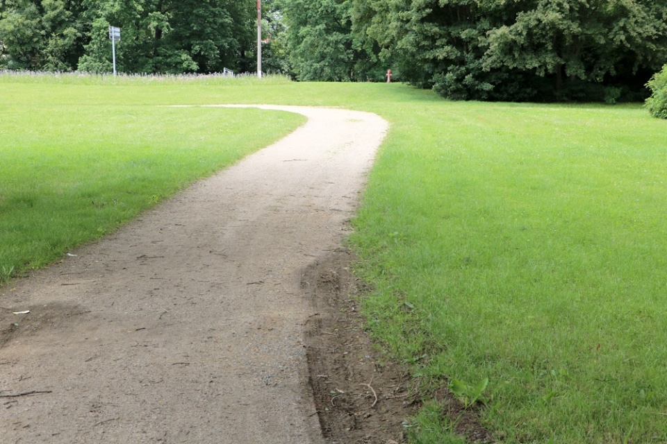Rasenmähkante So verlegen Sie eine Mähkante richtig Anleitung
