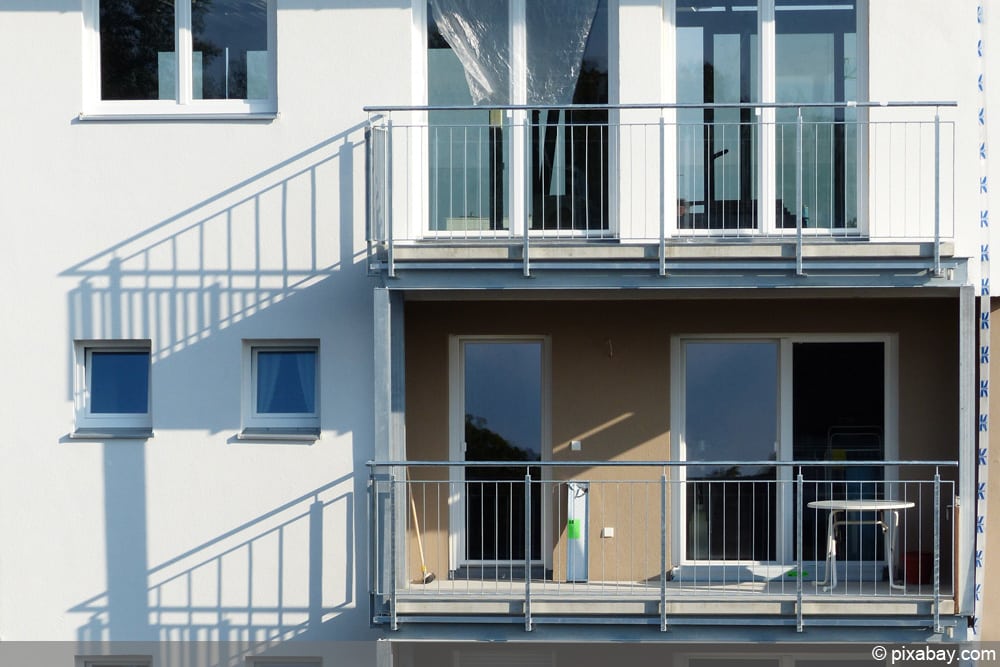 Schilfrohrmatten befestigen mit/ohne Zaun so gelingt es