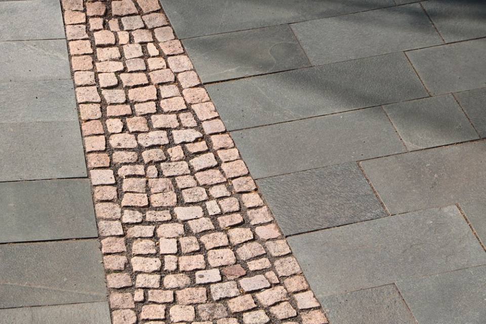 Gehwegplatten aus Beton selber machen und verlegen