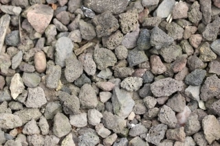 Lavagranulat für Pflanzen Lavasteine im Garten verwenden