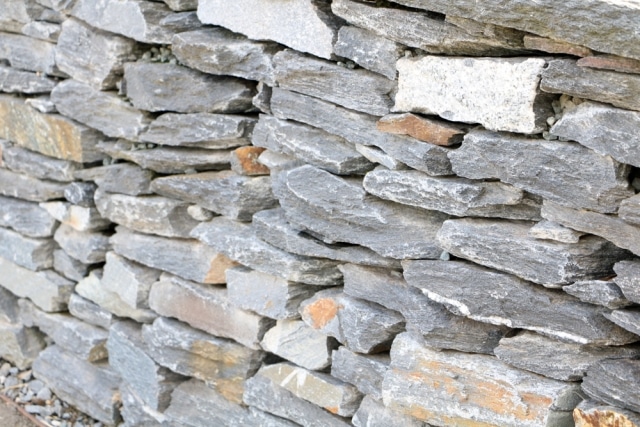 Anleitung Sandsteinmauer selber bauen und verfugen