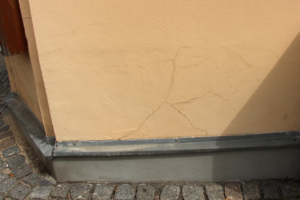 Risse im Außenputz ausbessern Risse in der Fassade reparieren
