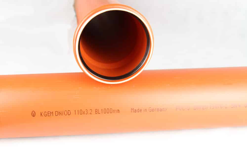 KG-Rohre verlegen - Abwasserrohr orange