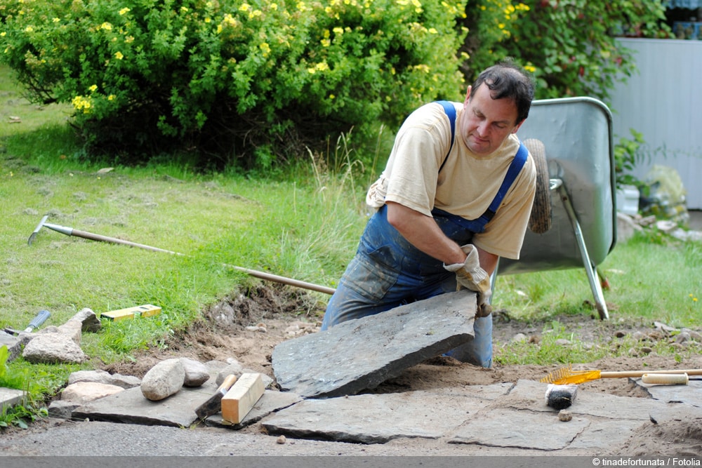 polygonalplatten verlegen auf Erde und Sand 