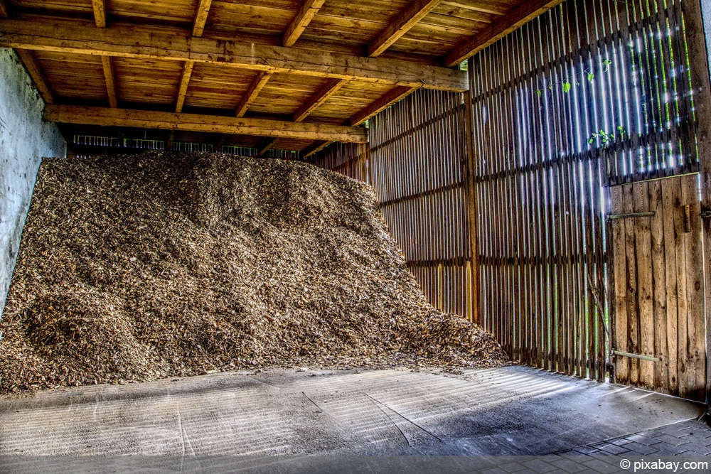 Hackschnitzel für den Gartenweg