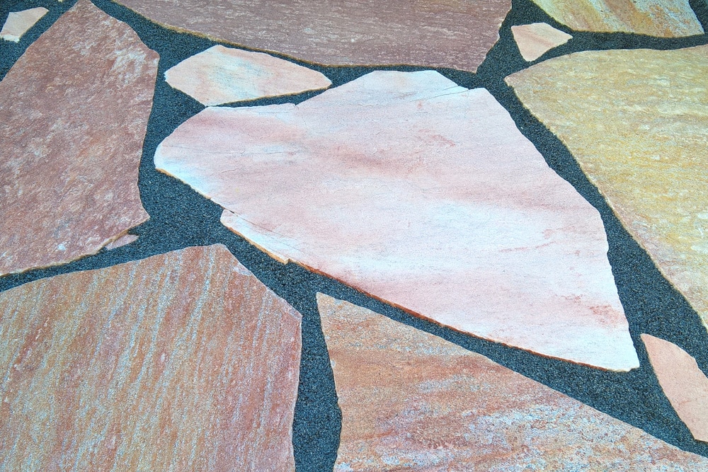 Polygonal-Steinplatten als Gartenweg