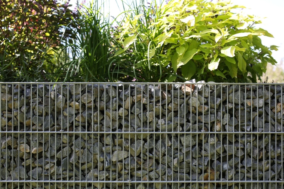 Basaltsteine im Garten Schneiden und Verlegen