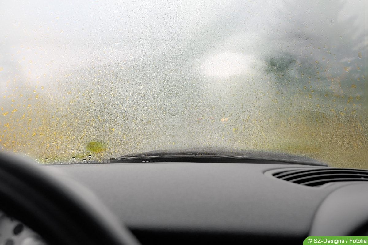 Auto enteisen, Eisregen, Autofenster von Eis befreien