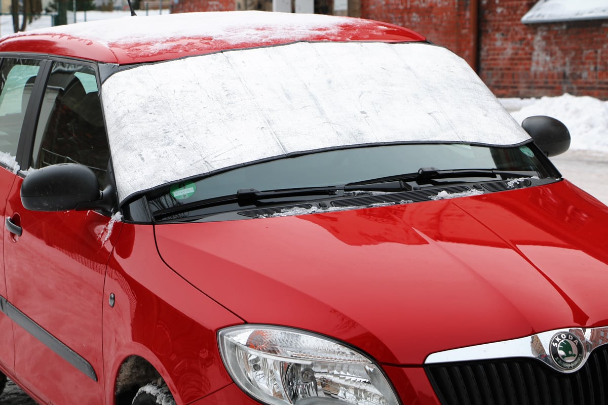 Auto enteisen, Eisregen, Autofenster von Eis befreien