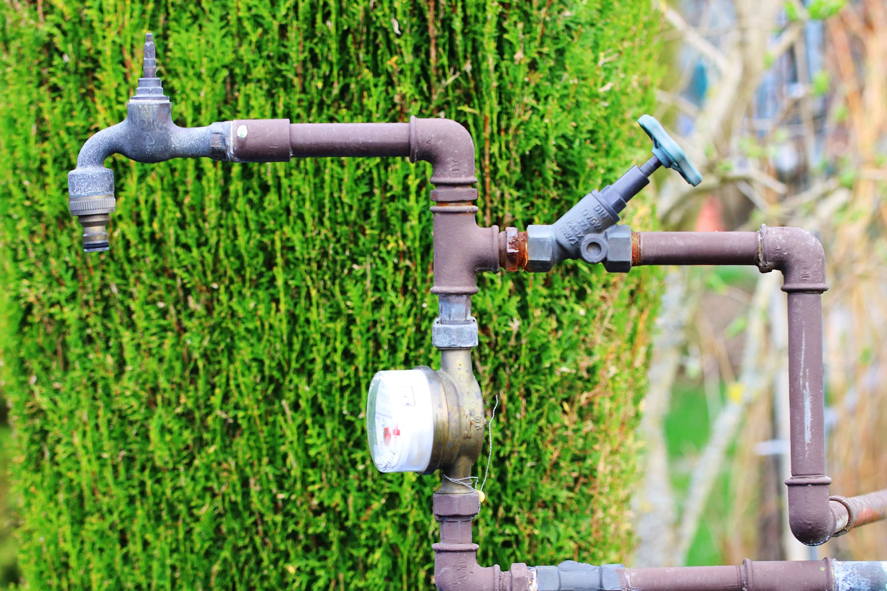 Wasserzähler und Wasserhahn mindern Wasserdruck