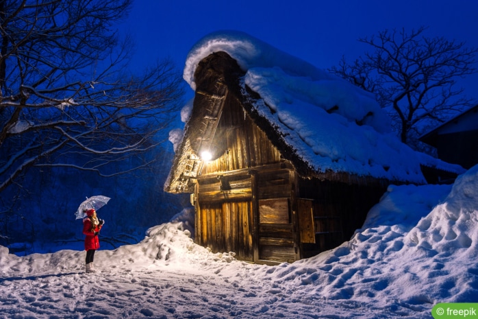 einsame Hütte bei Nacht