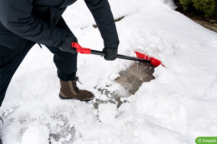 Schnee schieben auf Gehweg