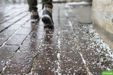 Streusalz auf Gehweg