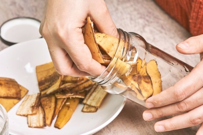 Getrocknete Bananenschale in Gläser füllen