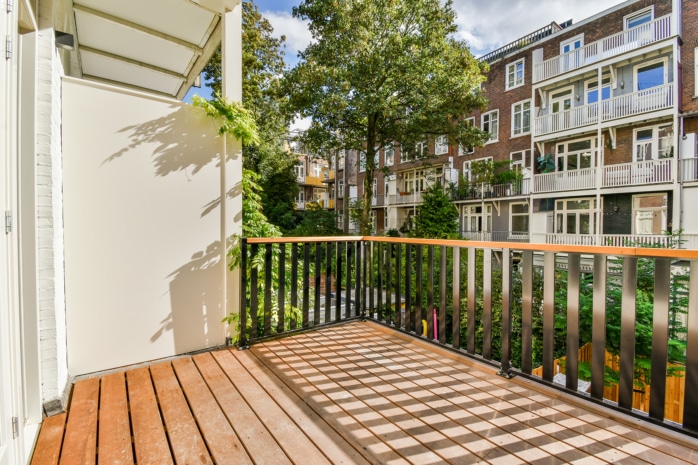 Balkon mit Holzdielen  