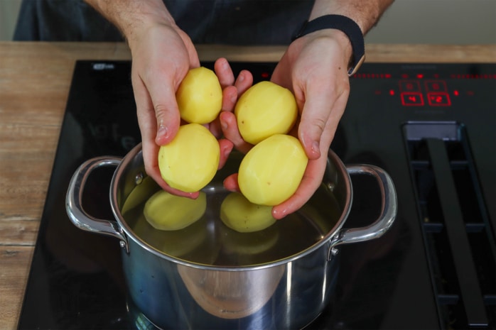 Kartoffeln im Topf kochen 