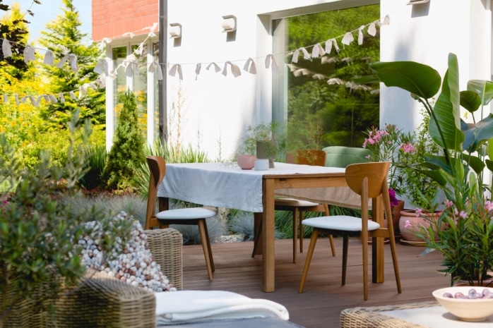 Terrasse mit Tisch und Stühlen im Sommer