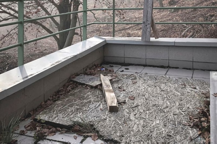 Nicht nutzbare Terrasse mit erheblichen baulichen Mängeln