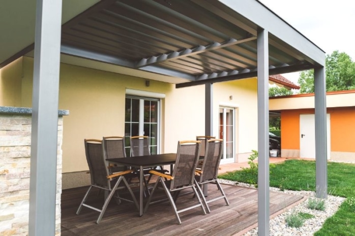 Überdachte Terrasse mit Pergola