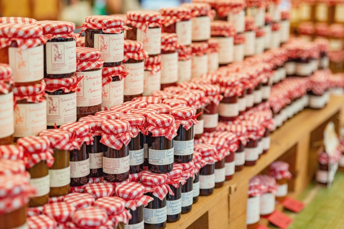 Selbstgemachte Marmelade im Glas verkaufen