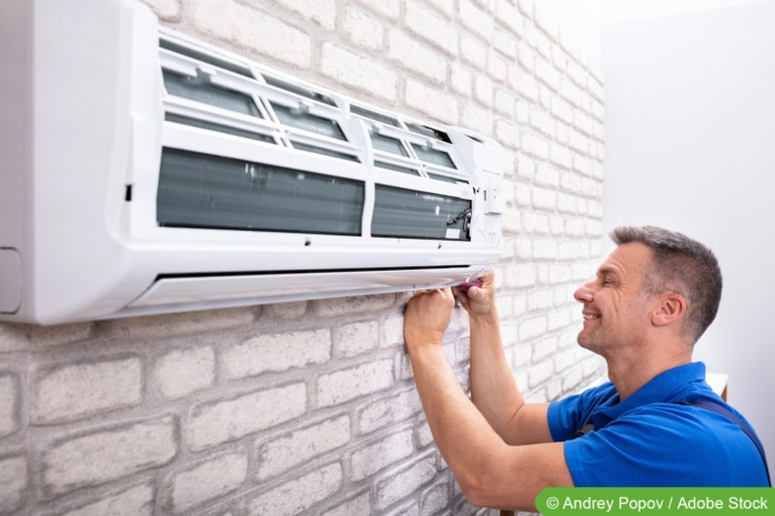 Techniker installiert Klimaanlage