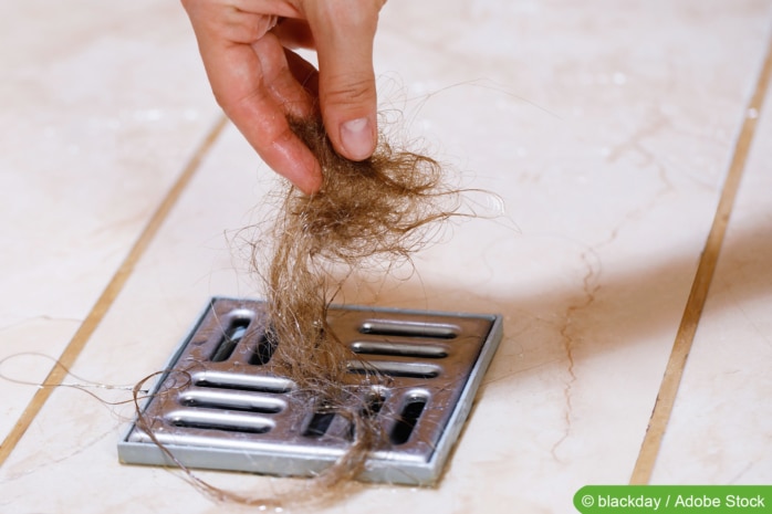 Haare aus dem Abfluss in der Dusche entfernen