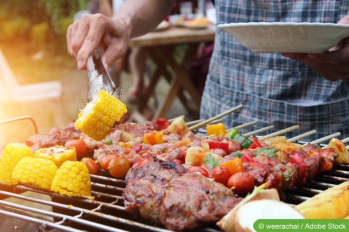 Voller Grill bei Gartenparty