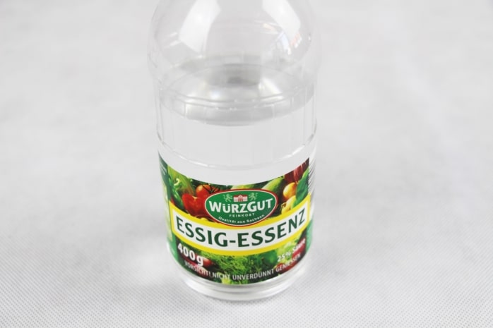 Flasche Essigessenz zum Vertreiben von Kakerlaken