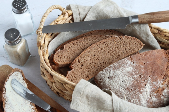 Brotkorb mit Salz und Pfeffer