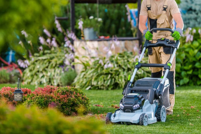 Rasen mähen in einem kleinen Garten