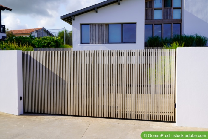 Modernes Gartentor aus Holz